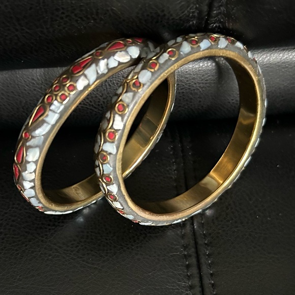 Pair of Beaded Bangle Cuff Bracelets in gold tone with White and Red Beads - Picture 4 of 12